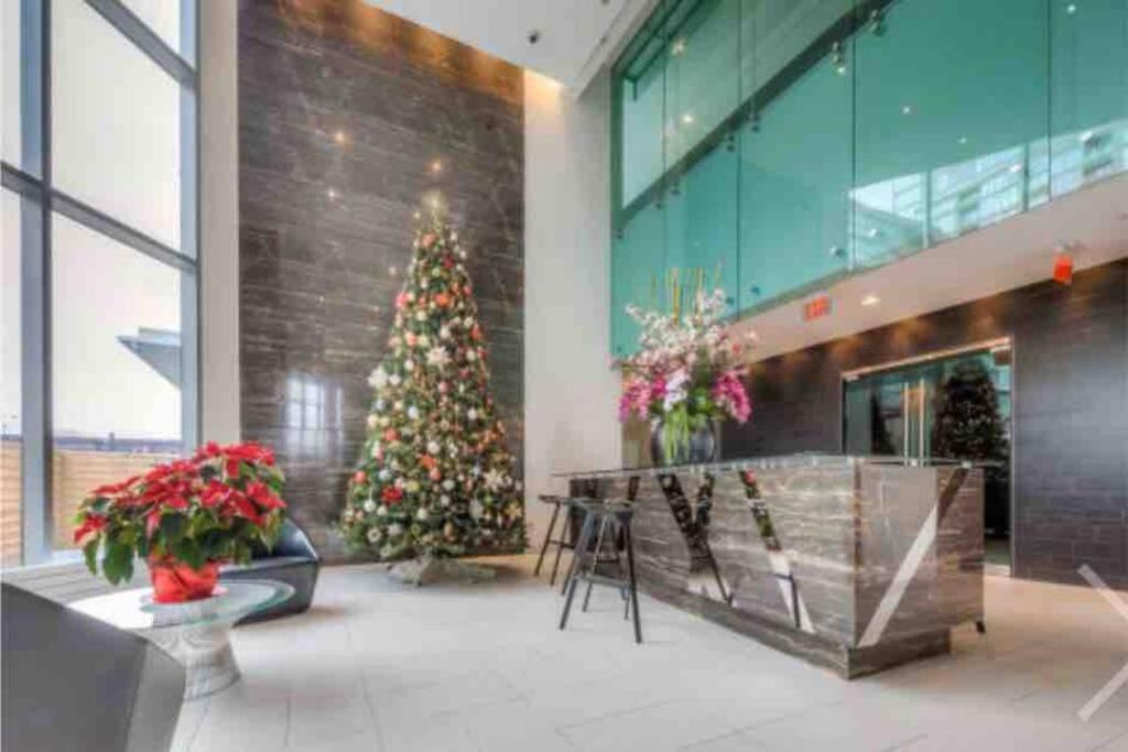 Stunning Condo Wit Amazing View 5Mins From Cntower โตรอนโต ภายนอก รูปภาพ