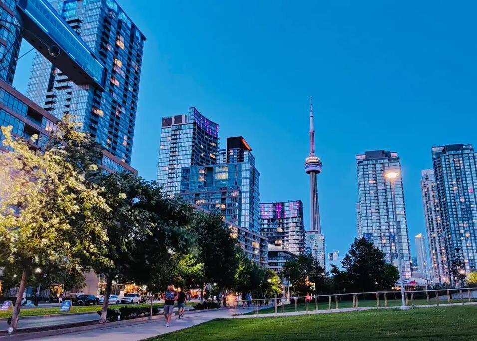 Stunning Condo Wit Amazing View 5Mins From Cntower โตรอนโต ภายนอก รูปภาพ
