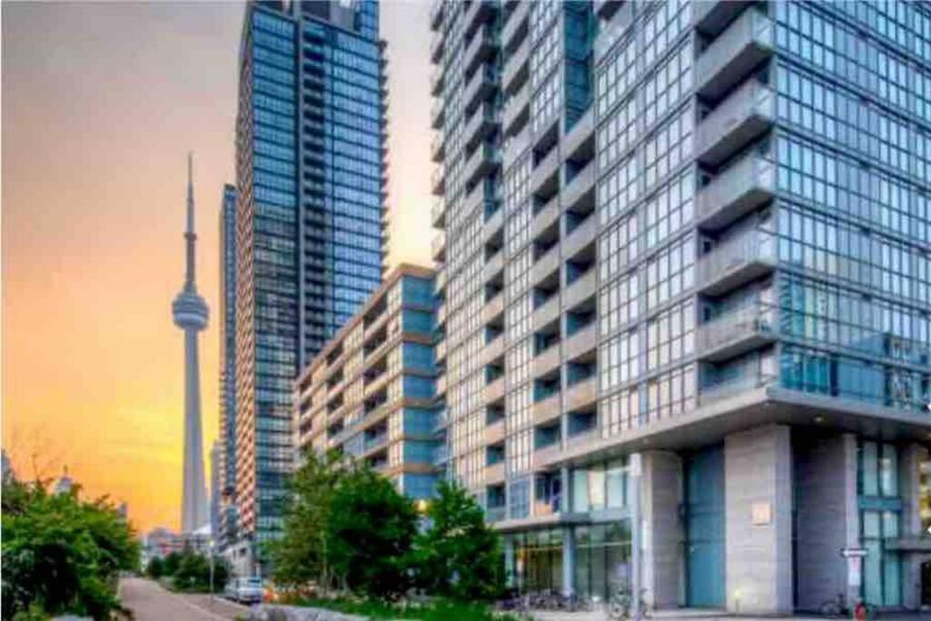 Stunning Condo Wit Amazing View 5Mins From Cntower โตรอนโต ภายนอก รูปภาพ